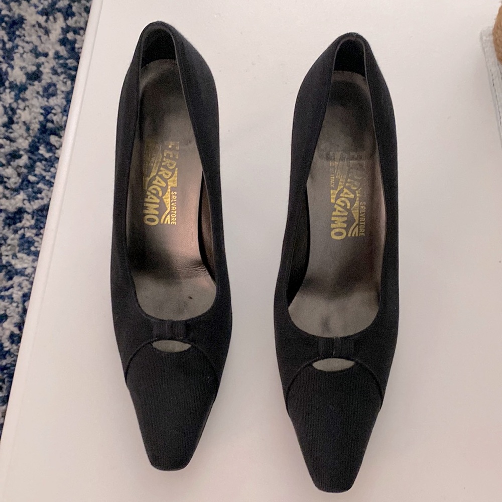 FERRAGAMO Salvatore Ferragamo size 9 bow Pump